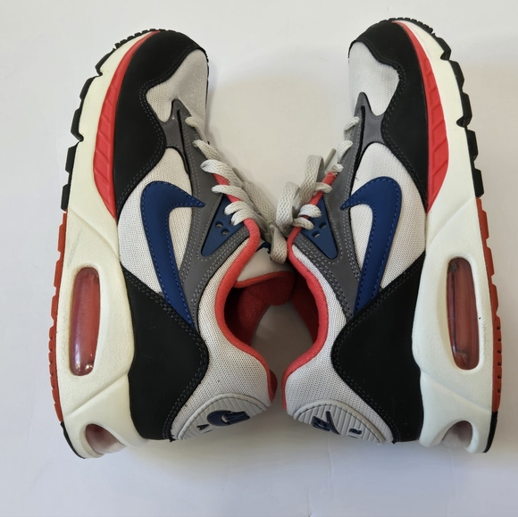 Nike Women's Sneakers - Gray, Blue, and RedSize: Women's US 8.5 / UK 6 / EUR 40 - Picture 4 of 9